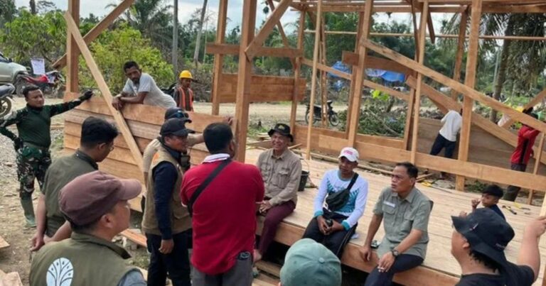 Pemanfaatan Kayu Hanyutan Percepat Pembangunan Hunian Sementara di Aceh dan Sumut