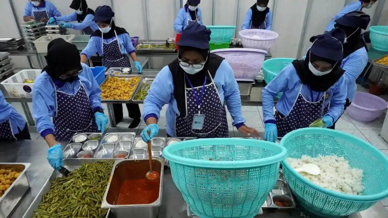 MBG Serap Tenaga Kerja Lokal, Pendapatan Warga Meningkat