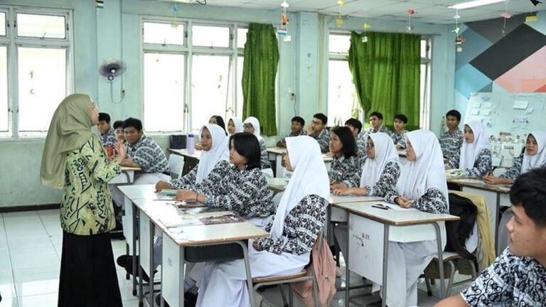 Pemerintah Pastikan Guru Honorer Aman dari PHK Massal